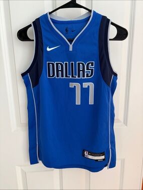 Nike Dallas Mavericks Royal Blue Luka Dončić #77 Jersey
